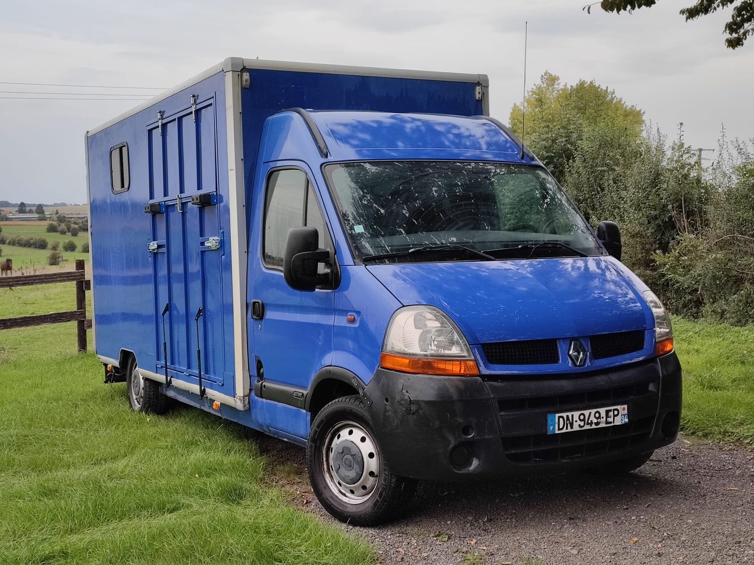 Van de transport équin bleu rénové par La Clinique du Transport