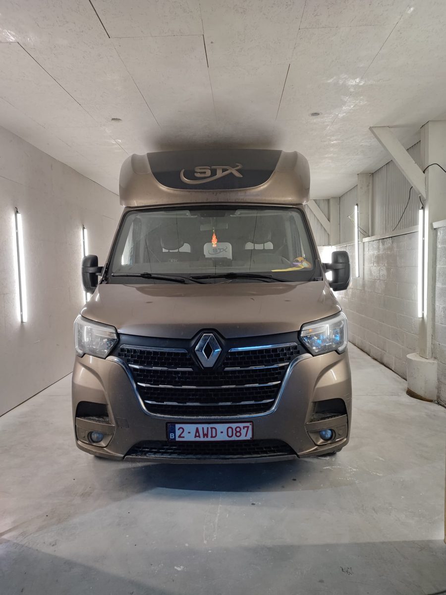 Camion chevaux STX en atelier